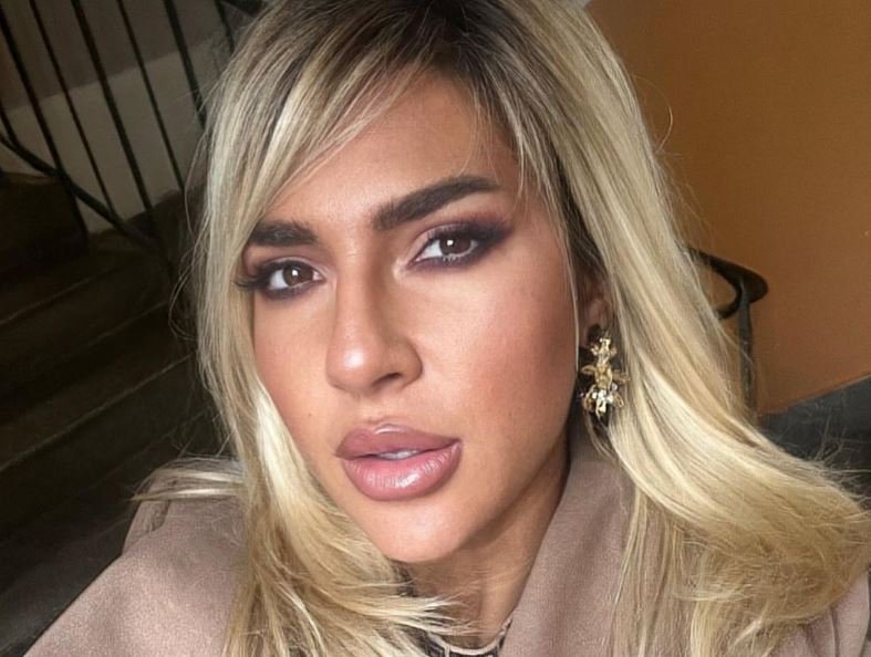 (FOTO) JOVANI JEREMIĆ SEVNULA ČIPKA! Za ovaj stajling inspiraciju pronašla u POBEDI PARTIZANA!